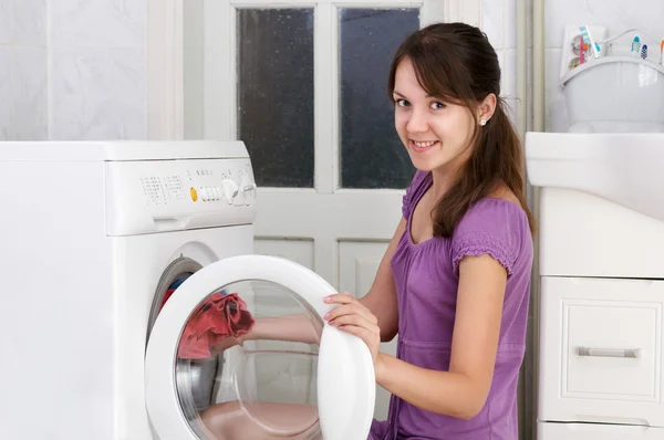 Милая девушка стирает одежду. — стоковое фото