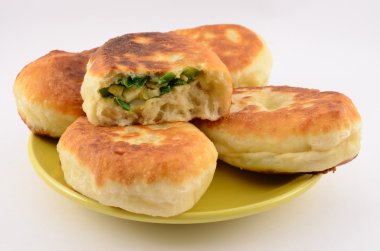 bir soğanlı börek ve yumurta, soğanlı börek