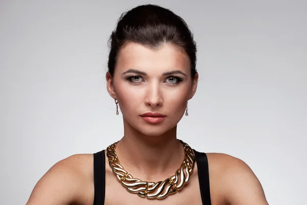 Portrait of luxury woman in exclusive jewelry — Stock Photo, Image