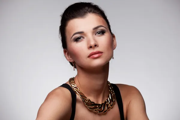 Portret kobiety luksus w ekskluzywnej biżuterii — Zdjęcie stockowe