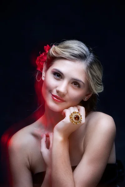 Portret van vrouw in exclusieve sieraden op natuurlijke achtergrond — Stockfoto