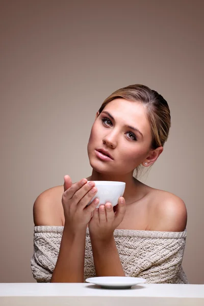 Vacker glad ung kvinna i tröja med kopp aromatiskt kaff — Stockfoto