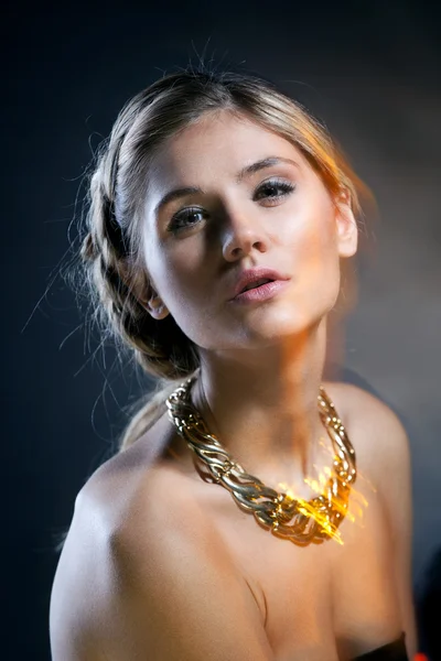 Porträtt av lyx kvinna i exklusiva smycken — Stockfoto