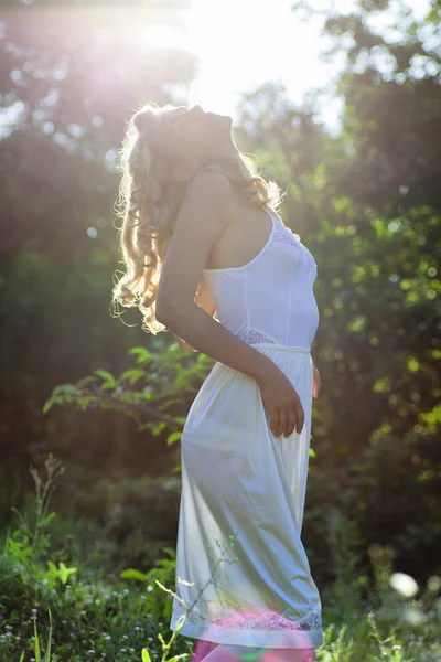 여름 날에는 초원에 걸어 흰 드레스 여자 — 스톡 사진
