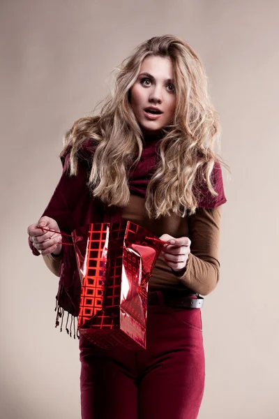 Mode foto van jonge vrouw in jeans en rode sjaal — Stockfoto