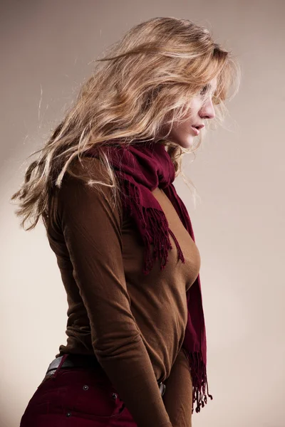 Mode foto av ung kvinna i jeans och röd halsduk — Stockfoto