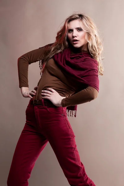 Foto de moda de mujer joven en jeans y bufanda roja —  Fotos de Stock