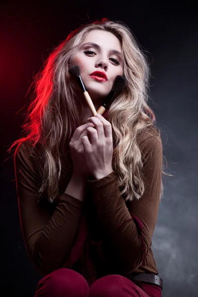 Portræt af Smuk kvinde med makeup børster - Stock-foto