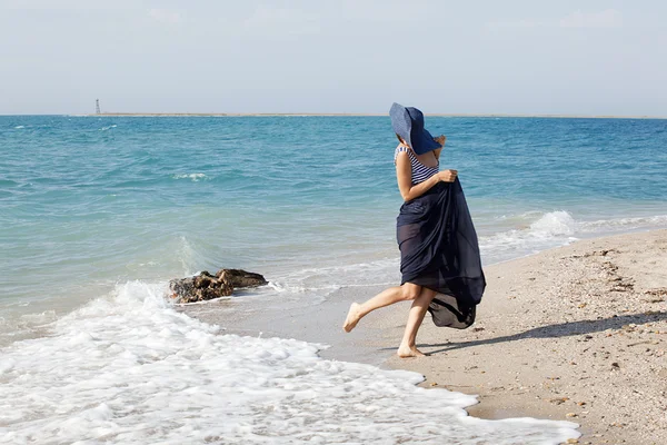 Hermosa mujer bronceada descansando en la playa en el día de verano —  Fotos de Stock