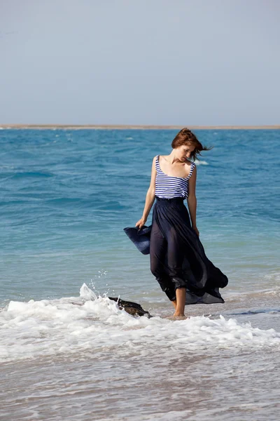 Piękna kobieta opalony, odpoczynek na plaży w letni dzień — Zdjęcie stockowe