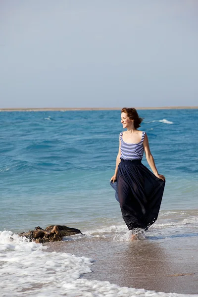 Hermosa mujer bronceada descansando en la playa en el día de verano — Foto de Stock