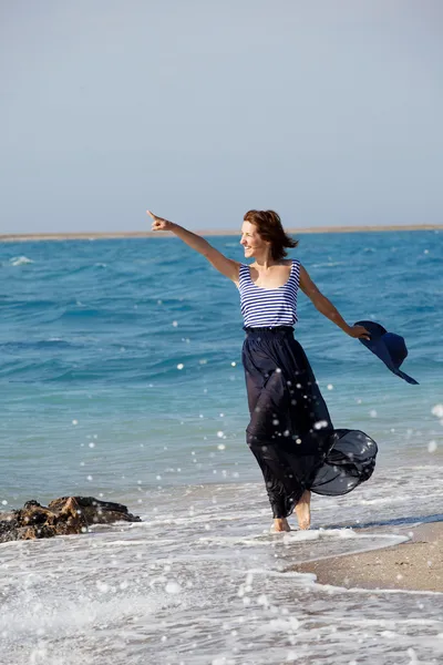 Schöne gebräunte Frau, die sich an einem Sommertag am Strand ausruht — Stockfoto