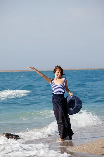 Bela mulher bronzeada descansando na praia no dia de verão — Fotografia de Stock