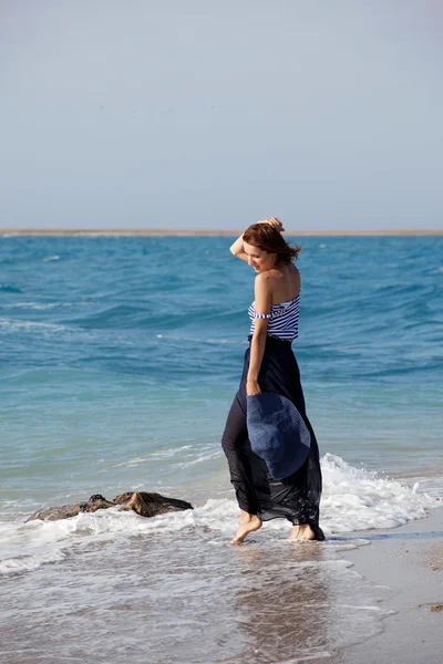 Krásná opálená žena odpočívá na pláži v létě den — Stock fotografie