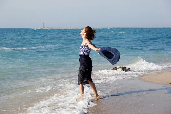Όμορφη γυναίκα μαυρισμένο που αναπαύεται στην παραλία στη θερινή ημέρα — Φωτογραφία Αρχείου