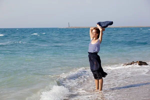 아름 다운 빠져 있 었 단된 여자 여름 날에는 해변에서 휴식 — 스톡 사진