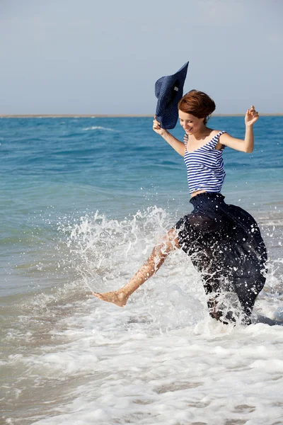 Gyönyörű cserzett nő, pihen a tengerparton, a nyári nap — Stock Fotó