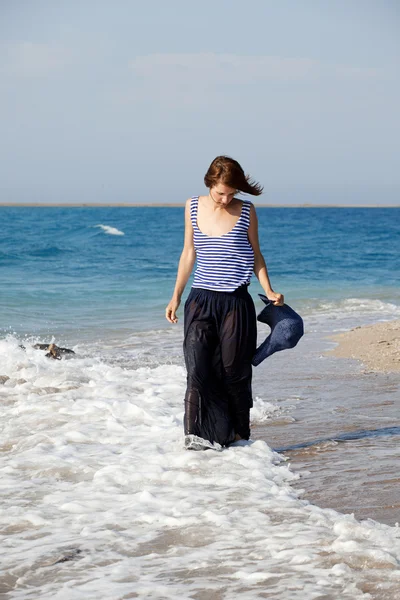 Sahilde yaz günü istirahat güzel tabaklanmış kadın — Stok fotoğraf