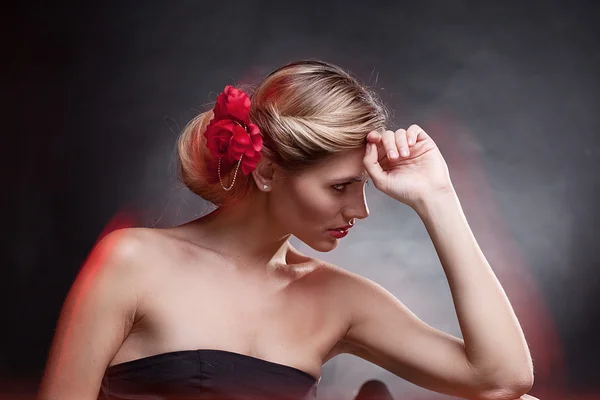 Retrato de mujer de lujo en joyería exclusiva — Foto de Stock