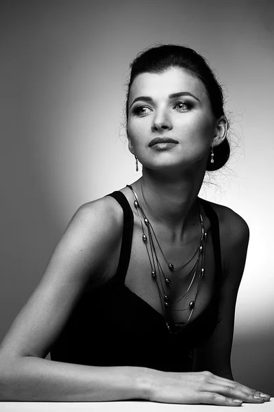 Portret van luxe vrouw in exclusieve sieraden — Stockfoto