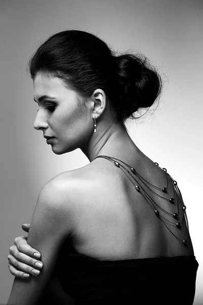 Retrato de mujer de lujo en joyería exclusiva — Foto de Stock