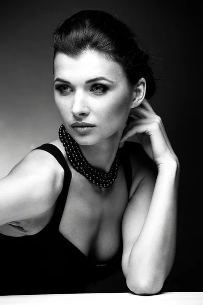 Retrato de mulher de luxo em jóias exclusivas — Fotografia de Stock