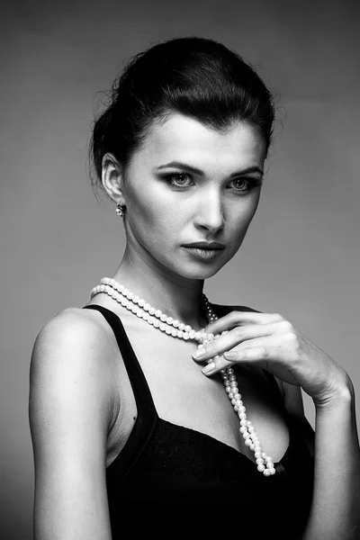 Portret kobiety luksus w ekskluzywnej biżuterii — Zdjęcie stockowe