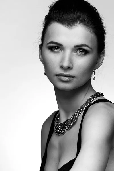 Porträtt av lyx kvinna i exklusiva smycken på naturliga backgro — Stockfoto