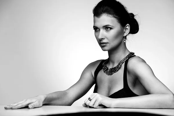 Retrato de mulher de luxo em jóias exclusivas em backgro natural — Fotografia de Stock