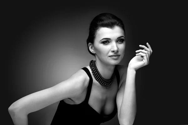 Portret van luxe vrouw in exclusieve sieraden — Stockfoto