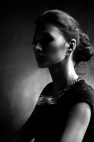 Portrét ženy luxus v exkluzivní šperky — Stock fotografie