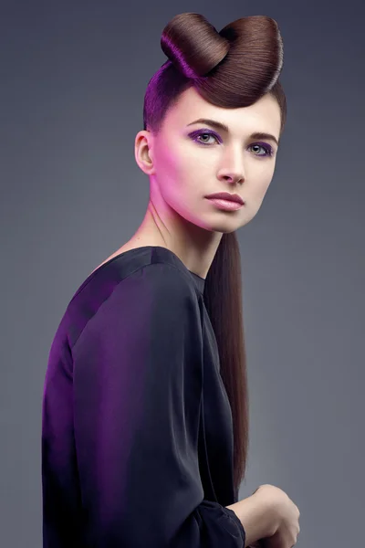 Krásná žena s luxusní a zdravé vlasy na přírodní pozadí. profesionální make-up a účes — Stock fotografie