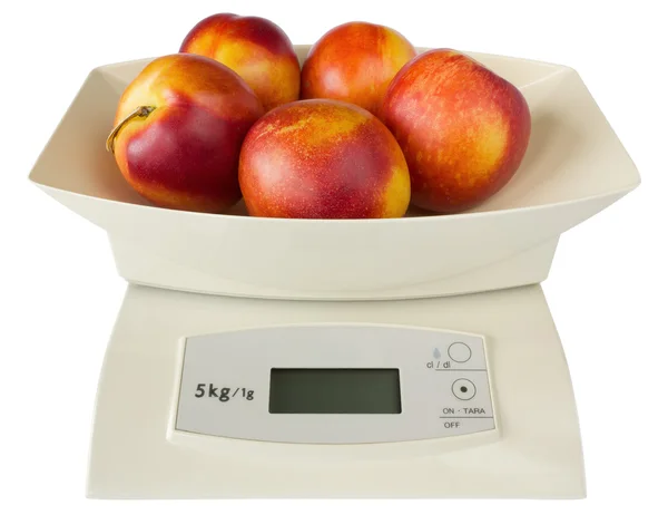 Весы с персиками — стоковое фото