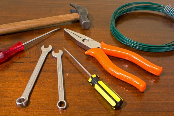 Werkzeug auf Holztheke — Stockfoto