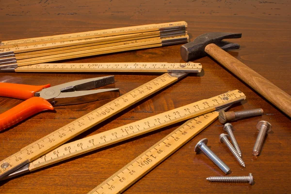 Werkzeug auf Holztheke — Stockfoto