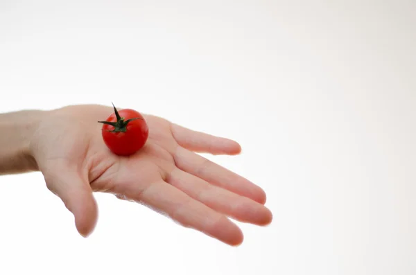 Wiśnia pomidor w womans strony — Zdjęcie stockowe