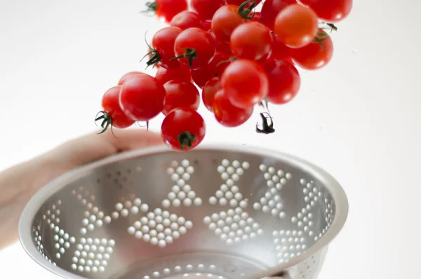 Wiśniowe pomidory upadki do metalu durszlak — Zdjęcie stockowe