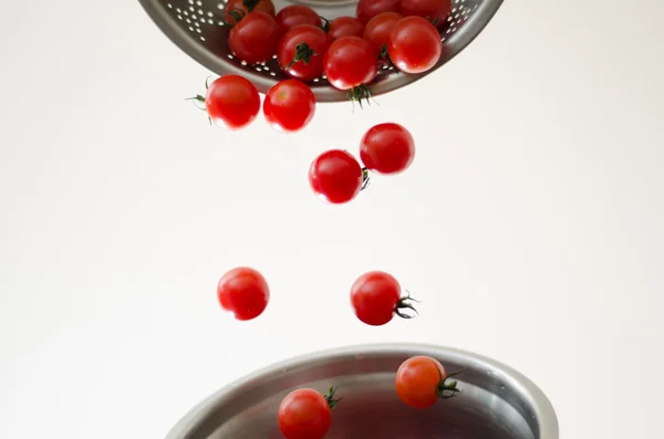 Wiśniowe pomidory upadki do metalu durszlak — Zdjęcie stockowe