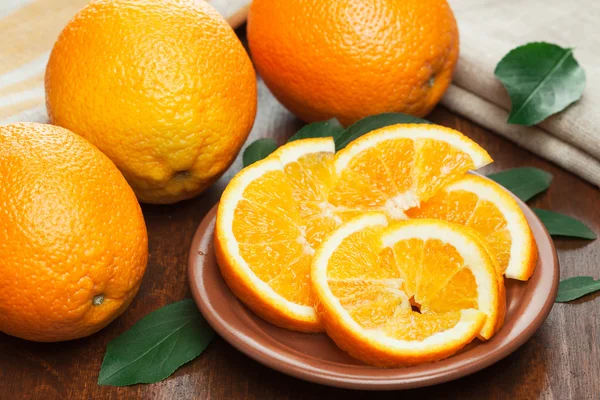 Τα πορτοκάλια σε ξύλινα τραπέζι — Φωτογραφία Αρχείου