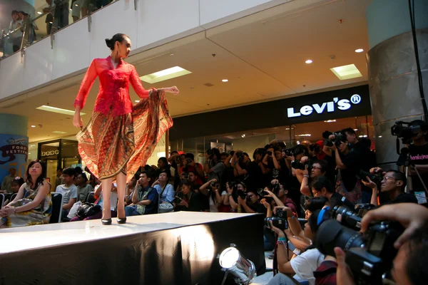 Kebaya modell a színpadon — Stock Fotó