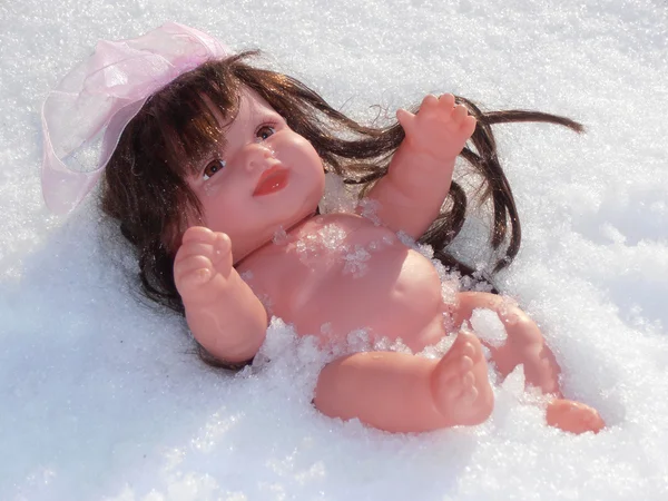 The doll lying in the snow — Stock Photo, Image