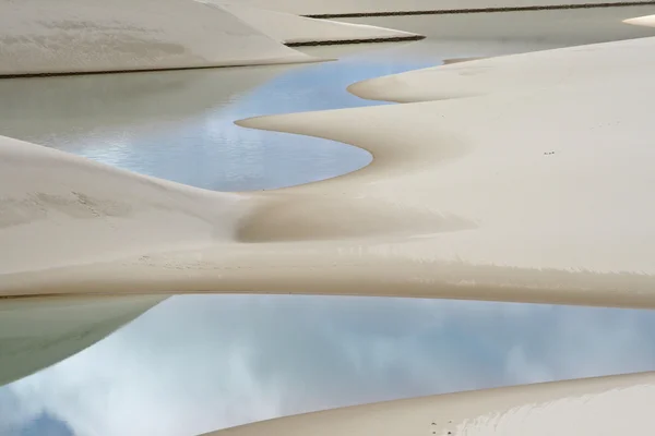 Spiegelungen im Wasser einer Wüste lizenzfreie Stockbilder