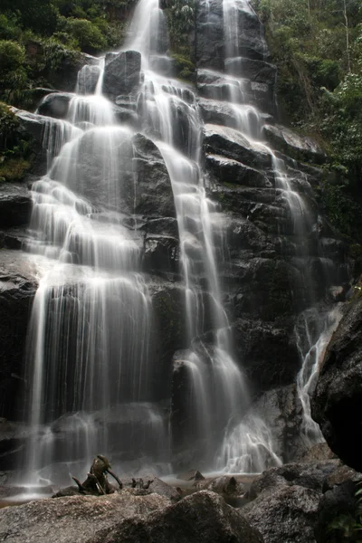 Schöner Wasserfall Stockbild