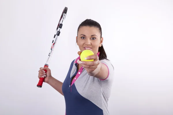 Žena držící tenisovou raketu a míček — Stock fotografie