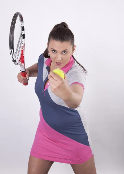 Frau hält Tennisschläger und Ball in der Hand — Stockfoto
