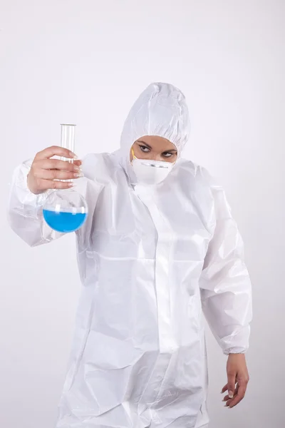 Junge Laborantin mit Reagenzglas — Stockfoto