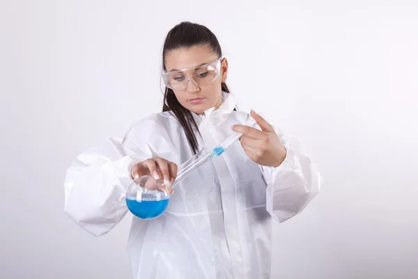 Junge Laborantin im Reagenzglas — Stockfoto