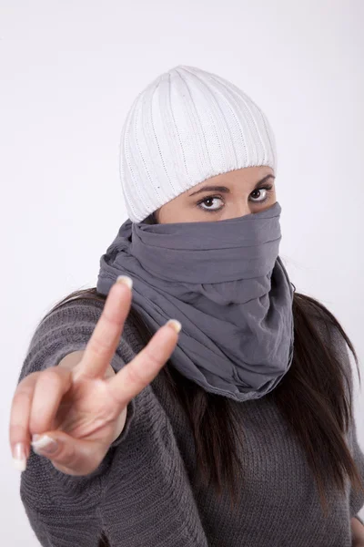 Jeune femme masquée avec signe de paix — Photo