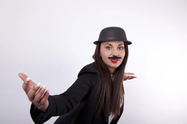 Jovem garota legal com chapéu e bigodes — Fotografia de Stock