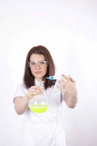 Jovem técnica de laboratório feminina — Fotografia de Stock